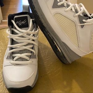 Jordan’s flight 9 SZ 8,5 like New. No original box.